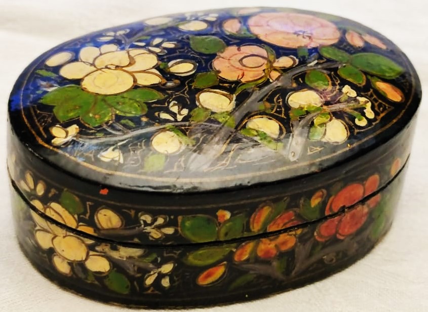 PAPYA MAŞA EL YAPIMI MUCEHVER VEYA COK AMACLI KUTU OVAL FORMDA KAPAKLI ÜZERİ EL BOYAMA CİCEK DAL MOTİFLERİYLE BEZELİ