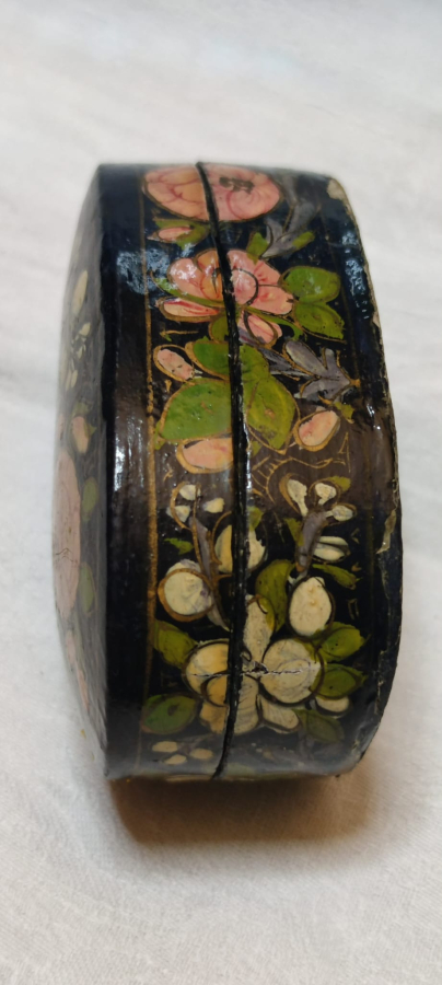 PAPYA MAŞA EL YAPIMI MUCEHVER VEYA COK AMACLI KUTU OVAL FORMDA KAPAKLI ÜZERİ EL BOYAMA CİCEK DAL MOTİFLERİYLE BEZELİ