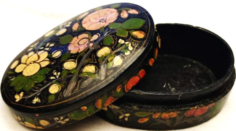 PAPYA MAŞA EL YAPIMI MUCEHVER VEYA COK AMACLI KUTU OVAL FORMDA KAPAKLI ÜZERİ EL BOYAMA CİCEK DAL MOTİFLERİYLE BEZELİ