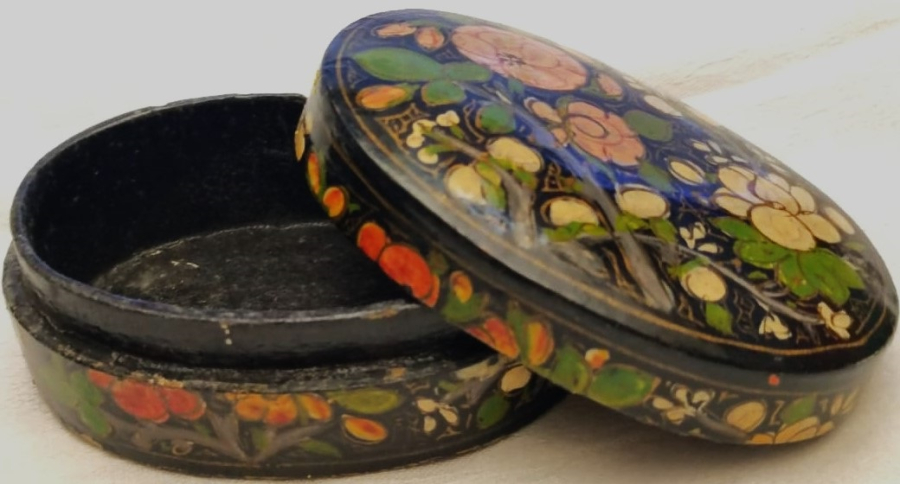 PAPYA MAŞA EL YAPIMI MUCEHVER VEYA COK AMACLI KUTU OVAL FORMDA KAPAKLI ÜZERİ EL BOYAMA CİCEK DAL MOTİFLERİYLE BEZELİ