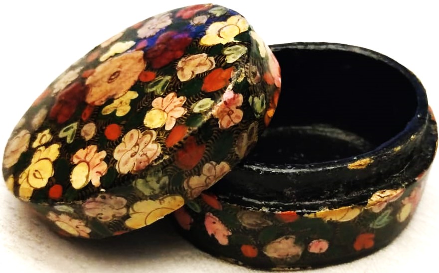 PAPYA MAŞA EL YAPIMI MUCEHVER VEYA COK AMACLI KUTU OVAL FORMDA KAPAKLI ÜZERİ EL BOYAMA CİCEK DAL MOTİFLERİYLE BEZELİ