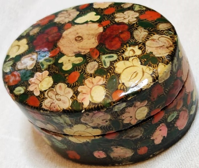 PAPYA MAŞA EL YAPIMI MUCEHVER VEYA COK AMACLI KUTU OVAL FORMDA KAPAKLI ÜZERİ EL BOYAMA CİCEK DAL MOTİFLERİYLE BEZELİ