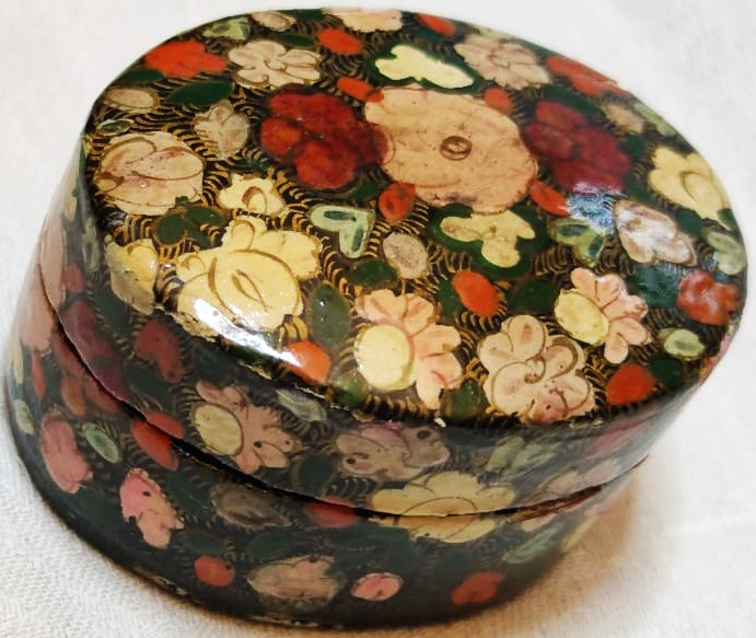 PAPYA MAŞA EL YAPIMI MUCEHVER VEYA COK AMACLI KUTU OVAL FORMDA KAPAKLI ÜZERİ EL BOYAMA CİCEK DAL MOTİFLERİYLE BEZELİ