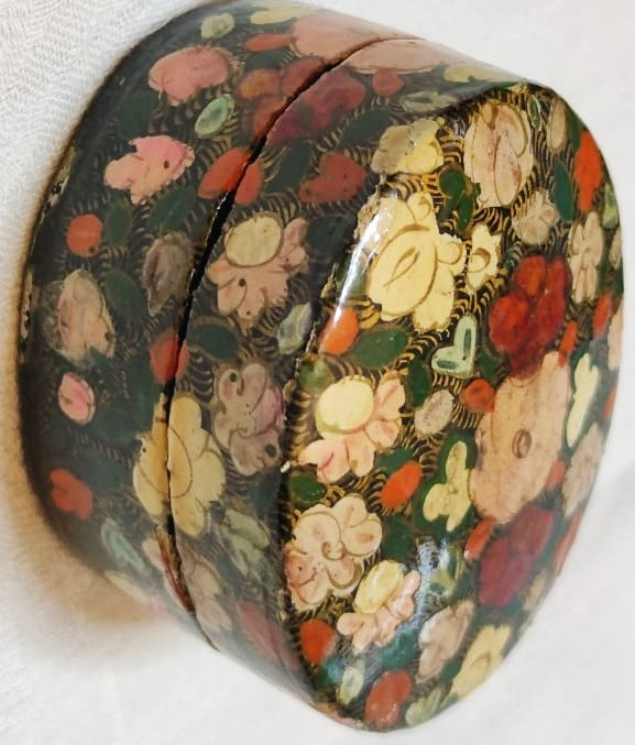 PAPYA MAŞA EL YAPIMI MUCEHVER VEYA COK AMACLI KUTU OVAL FORMDA KAPAKLI ÜZERİ EL BOYAMA CİCEK DAL MOTİFLERİYLE BEZELİ