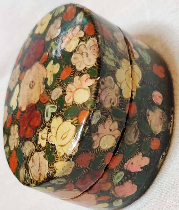 PAPYA MAŞA EL YAPIMI MUCEHVER VEYA COK AMACLI KUTU OVAL FORMDA KAPAKLI ÜZERİ EL BOYAMA CİCEK DAL MOTİFLERİYLE BEZELİ