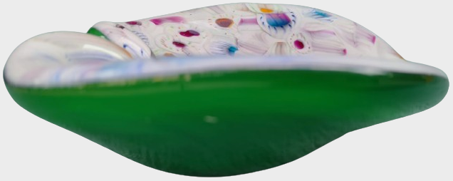 1970 İTALYAN MURANO  YEŞİL ZEMİN ÜZERİ BEYAZ KALP FORMUNDA İÇERSİNDE CEŞİTLİ RENKLERDE KÜL TABLASI