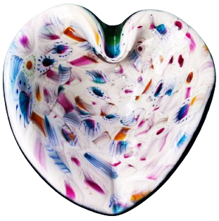 1970 İTALYAN MURANO  YEŞİL ZEMİN ÜZERİ BEYAZ KALP FORMUNDA İÇERSİNDE CEŞİTLİ RENKLERDE KÜL TABLASI