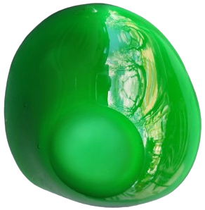 1970 İTALYAN MURANO  YEŞİL ZEMİN ÜZERİ BEYAZ KALP FORMUNDA İÇERSİNDE CEŞİTLİ RENKLERDE KÜL TABLASI