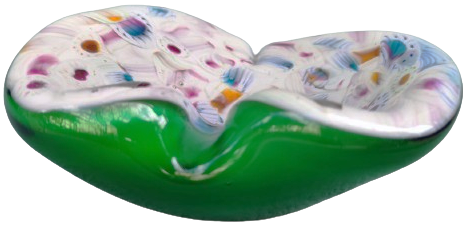 1970 İTALYAN MURANO  YEŞİL ZEMİN ÜZERİ BEYAZ KALP FORMUNDA İÇERSİNDE CEŞİTLİ RENKLERDE KÜL TABLASI