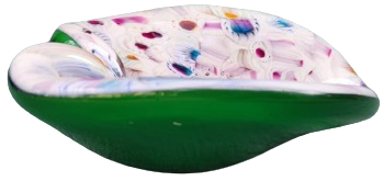 1970 İTALYAN MURANO  YEŞİL ZEMİN ÜZERİ BEYAZ KALP FORMUNDA İÇERSİNDE CEŞİTLİ RENKLERDE KÜL TABLASI