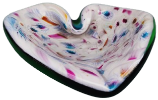 1970 İTALYAN MURANO  YEŞİL ZEMİN ÜZERİ BEYAZ KALP FORMUNDA İÇERSİNDE CEŞİTLİ RENKLERDE KÜL TABLASI