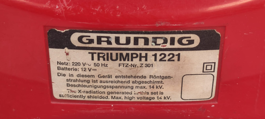 1979 GRUNDIG TRUMPH 1421 GERMANY KIRMIZI KASA SİYAH BEYAZ  6 KANAL UHF VHF 220 VE 12 VOLT İLE CALIŞIR 31 EKRAN 