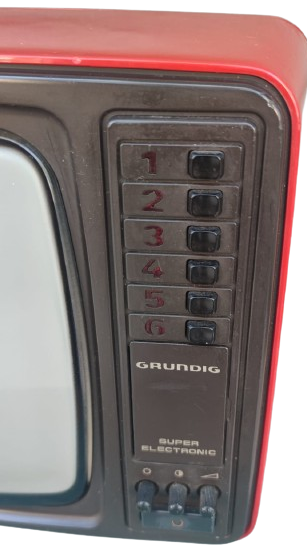 1979 GRUNDIG TRUMPH 1421 GERMANY KIRMIZI KASA SİYAH BEYAZ  6 KANAL UHF VHF 220 VE 12 VOLT İLE CALIŞIR 31 EKRAN 