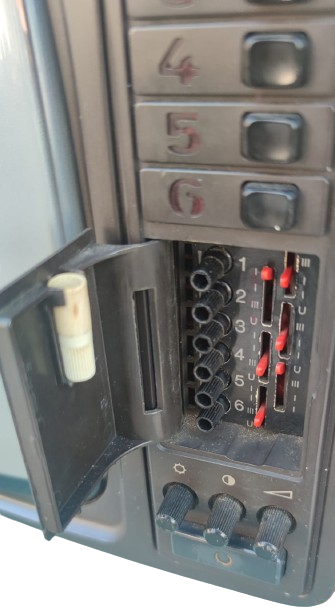 1979 GRUNDIG TRUMPH 1421 GERMANY KIRMIZI KASA SİYAH BEYAZ  6 KANAL UHF VHF 220 VE 12 VOLT İLE CALIŞIR 31 EKRAN 