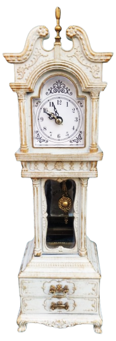 SARKACLI BAROK TARZI  KULE SAAT MODELİNDE 38 CM BOYUNDA  KURMALI LATERNALI ALT CİFT CEKMECELİ BEYAZ LAKE FORMDA ON KISMI DOLAPLI QUARTZ SAAT