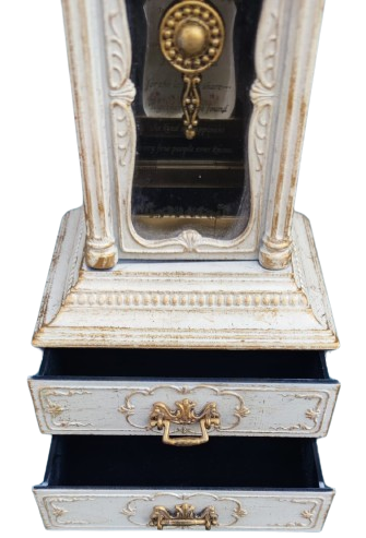 SARKACLI BAROK TARZI  KULE SAAT MODELİNDE 38 CM BOYUNDA  KURMALI LATERNALI ALT CİFT CEKMECELİ BEYAZ LAKE FORMDA ON KISMI DOLAPLI QUARTZ SAAT