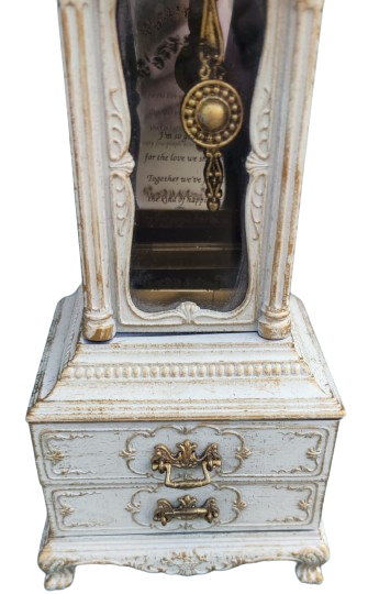 SARKACLI BAROK TARZI  KULE SAAT MODELİNDE 38 CM BOYUNDA  KURMALI LATERNALI ALT CİFT CEKMECELİ BEYAZ LAKE FORMDA ON KISMI DOLAPLI QUARTZ SAAT