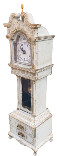 SARKACLI BAROK TARZI  KULE SAAT MODELİNDE 38 CM BOYUNDA  KURMALI LATERNALI ALT CİFT CEKMECELİ BEYAZ LAKE FORMDA ON KISMI DOLAPLI QUARTZ SAAT