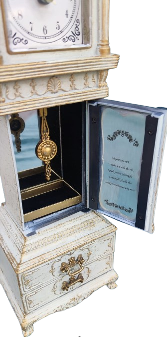 SARKACLI BAROK TARZI  KULE SAAT MODELİNDE 38 CM BOYUNDA  KURMALI LATERNALI ALT CİFT CEKMECELİ BEYAZ LAKE FORMDA ON KISMI DOLAPLI QUARTZ SAAT