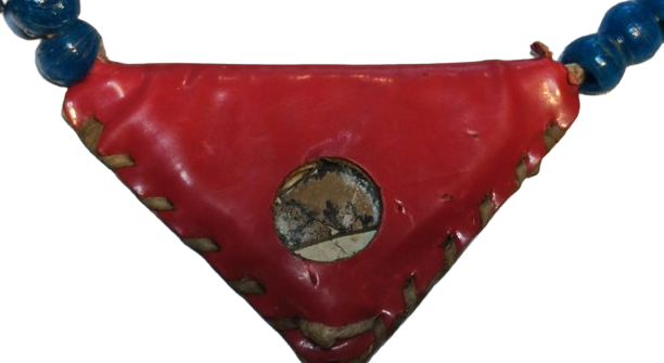 OSMANLI AT KOSUM SÜSÜ NAZAR TILSIM HAMAYIL MUSKASI AYNALI KIRMIZI ÜCGEN DERİ İÇERSİNDE YAZILI DUASI MEVCUTTUR