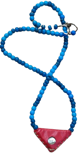 OSMANLI AT KOSUM SÜSÜ NAZAR TILSIM HAMAYIL MUSKASI AYNALI KIRMIZI ÜCGEN DERİ İÇERSİNDE YAZILI DUASI MEVCUTTUR