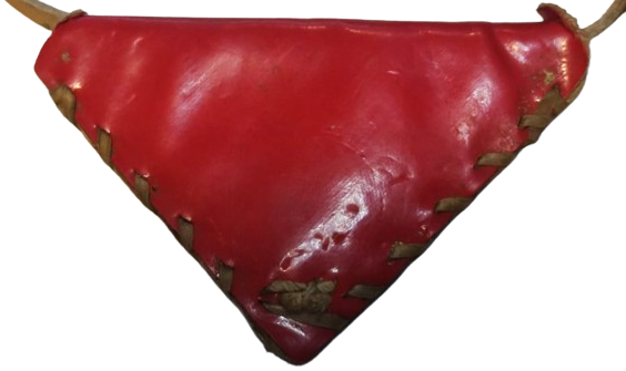 OSMANLI AT KOSUM SÜSÜ NAZAR TILSIM HAMAYIL MUSKASI AYNALI KIRMIZI ÜCGEN DERİ İÇERSİNDE YAZILI DUASI MEVCUTTUR