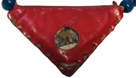 OSMANLI AT KOSUM SÜSÜ NAZAR TILSIM HAMAYIL MUSKASI AYNALI KIRMIZI ÜCGEN DERİ İÇERSİNDE YAZILI DUASI MEVCUTTUR