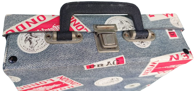 1970 MUZİK SES KASETİ TAŞIMA SAKLAMA CANTASI UZERİNDE DUNYA ŞEHİR LOGOLARI BULUNAN UCUK MAVİ TONDA CANTA