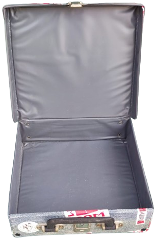 1970 MUZİK SES KASETİ TAŞIMA SAKLAMA CANTASI UZERİNDE DUNYA ŞEHİR LOGOLARI BULUNAN UCUK MAVİ TONDA CANTA