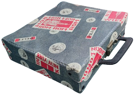 1970 MUZİK SES KASETİ TAŞIMA SAKLAMA CANTASI UZERİNDE DUNYA ŞEHİR LOGOLARI BULUNAN UCUK MAVİ TONDA CANTA