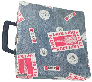 1970 MUZİK SES KASETİ TAŞIMA SAKLAMA CANTASI UZERİNDE DUNYA ŞEHİR LOGOLARI BULUNAN UCUK MAVİ TONDA CANTA