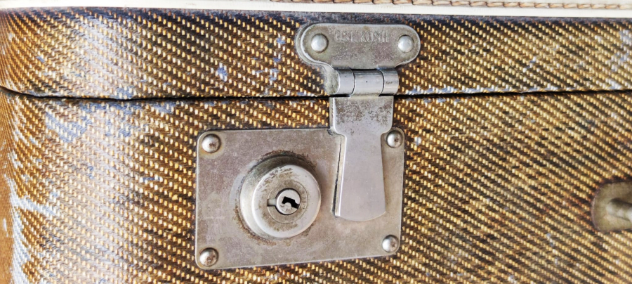 OSHKOSH LUGGAGE  CİFT KİLİTLİ ORTA BOY BAVUL KILCILLI KAHVE VE KREM RENKDE THERE İS NONE FİNER REG. U.S PAT. OFF.