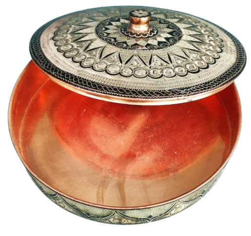 1960 ERZİNCAN BAKIR İŞCİLİKLİ GÖVDESİ KAPAGI FUL KALEM İŞCİLİKLİ KAPAKLI AYAKLI LOKUM ŞEKERLEME KUTUTUSU 