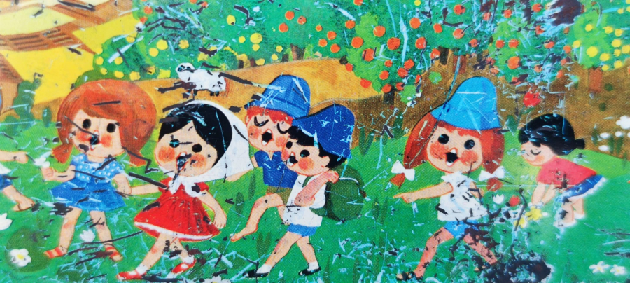 1950 GAMAD TENEKE KALEM OKUL KUTUSU KAPAGIN ÜZERİ KIRDA KOŞAN OYNAYAN COCUKLAR RESİMLİ