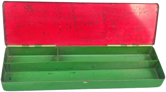 1950 GAMAD TENEKE KALEM OKUL KUTUSU KAPAGIN ÜZERİ KIRDA KOŞAN OYNAYAN COCUKLAR RESİMLİ