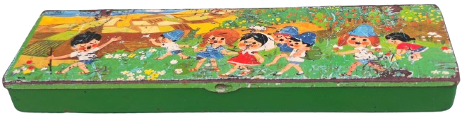 1950 GAMAD TENEKE KALEM OKUL KUTUSU KAPAGIN ÜZERİ KIRDA KOŞAN OYNAYAN COCUKLAR RESİMLİ