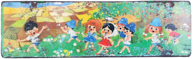 1950 GAMAD TENEKE KALEM OKUL KUTUSU KAPAGIN ÜZERİ KIRDA KOŞAN OYNAYAN COCUKLAR RESİMLİ