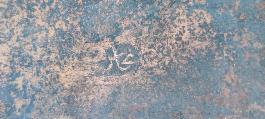 OSMANLI EL DÖGME DAMGALI UZERİ İNCE KUŞAK ŞEKLİNDE İŞLEMELİ UFAK BOYDA KULPLU BAŞ UCU SU SURAHİSİ 