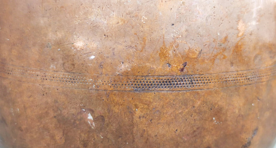 OSMANLI EL DÖGME DAMGALI UZERİ İNCE KUŞAK ŞEKLİNDE İŞLEMELİ UFAK BOYDA KULPLU BAŞ UCU SU SURAHİSİ 