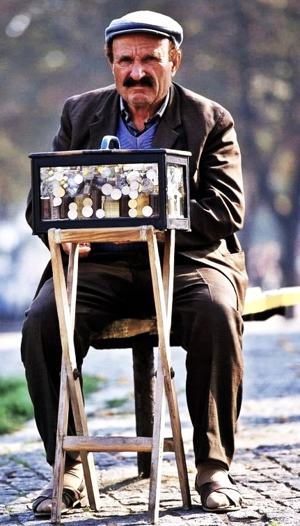 1930 SEYYAR ESANS PARFUM KOKUCU SANDIGI CAMLI CEMAKAN KOMPLE MASİF CERCEVE VE KAPAKLAR CAM CERCEVELER TAŞIMA KULPLU