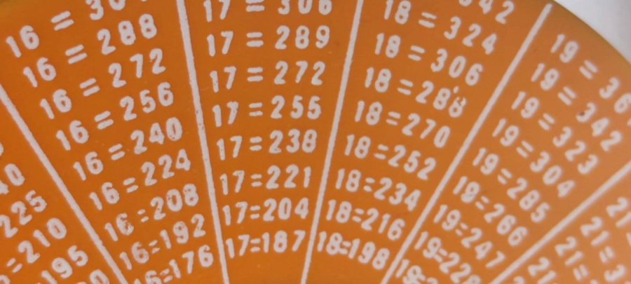 ATATÜRK YÜZ YAŞINDA 1881 1991 CARKIFELEK DİGER TARAFINDA İSE CARPIM TABLOSU BULUNMAKTA PLASTİK YERLİ URETİM