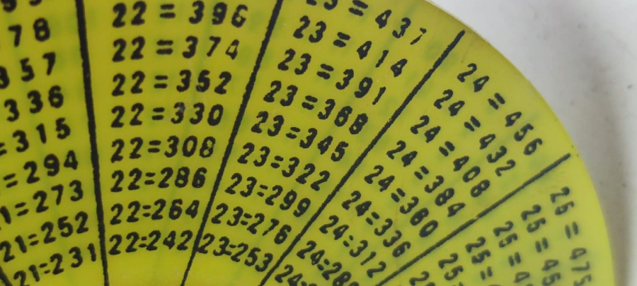 ATATÜRK YÜZ YAŞINDA 1881 1991 CARKIFELEK DİGER TARAFINDA İSE CARPIM TABLOSU BULUNMAKTA PLASTİK YERLİ URETİM