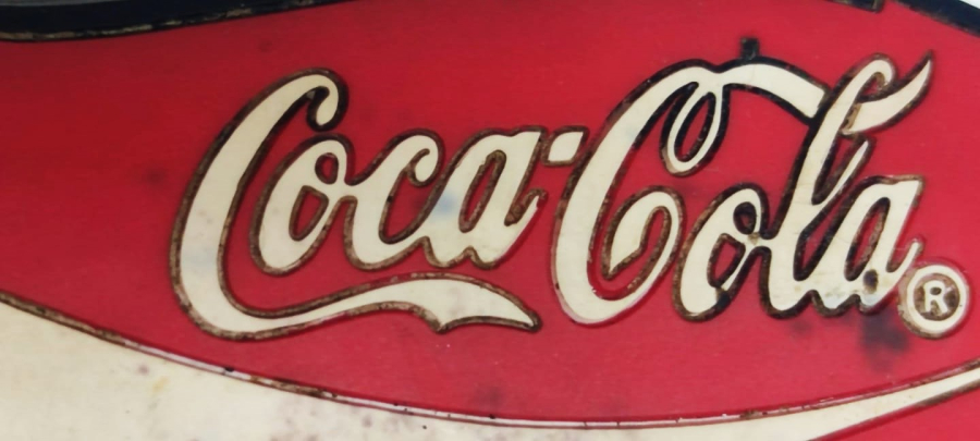 COCA COLA ŞİŞE FORMUNDA KIRMIZI BEYAZ METAL ÜZERİ KAUCUK KAPLAMA  KENARLAR SİYAH ŞİŞE KAPAK ACACAGI