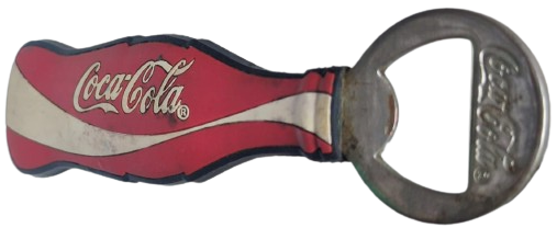 COCA COLA ŞİŞE FORMUNDA KIRMIZI BEYAZ METAL ÜZERİ KAUCUK KAPLAMA  KENARLAR SİYAH ŞİŞE KAPAK ACACAGI