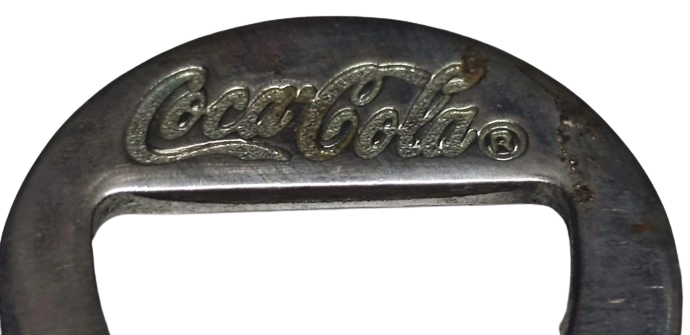 COCA COLA ŞİŞE FORMUNDA KIRMIZI BEYAZ METAL ÜZERİ KAUCUK KAPLAMA  KENARLAR SİYAH ŞİŞE KAPAK ACACAGI