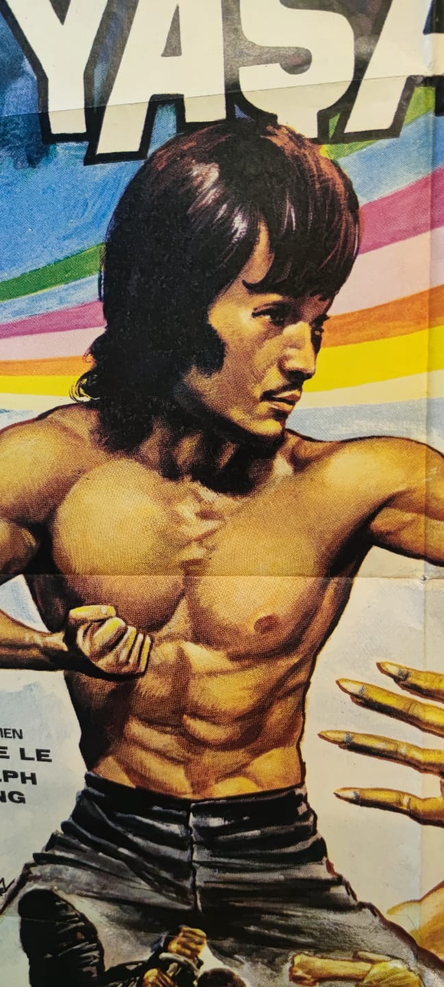 BEN ÖLDÜKCE YAŞARIM  BRUCE LE RENKLİ SİNEMA AFİŞ FİLM GÖSTERİMDE TANITIMINDA ASILARAK KULLANILMIŞDIR   