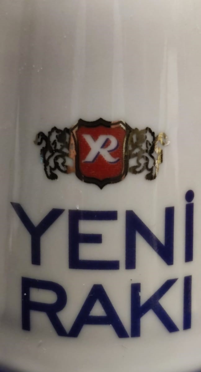 YENİ RAKI KONİK FİCİ FORMUNDA PORSELEN MASA ÜZERİ TUZLUK VE KARABİBERLİK DOLDURULABİLİNİR MODELDİR