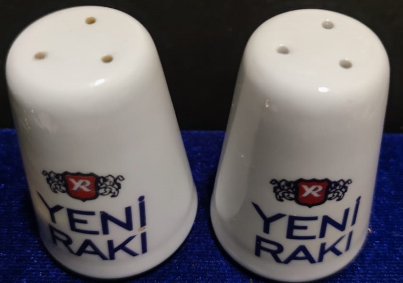 YENİ RAKI KONİK FİCİ FORMUNDA PORSELEN MASA ÜZERİ TUZLUK VE KARABİBERLİK DOLDURULABİLİNİR MODELDİR