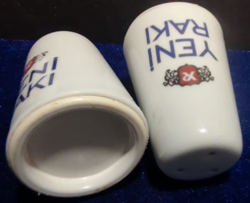 YENİ RAKI KONİK FİCİ FORMUNDA PORSELEN MASA ÜZERİ TUZLUK VE KARABİBERLİK DOLDURULABİLİNİR MODELDİR