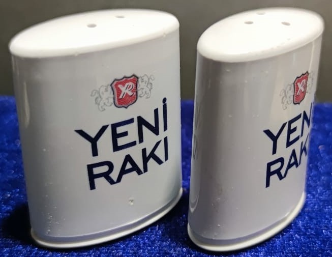 YENİ RAKI İKİZ FORMUNDA MİKA MASA ÜZERİ TUZLUK VE KARABİBERLİK DOLDURULABİLİNİR MODELDİR